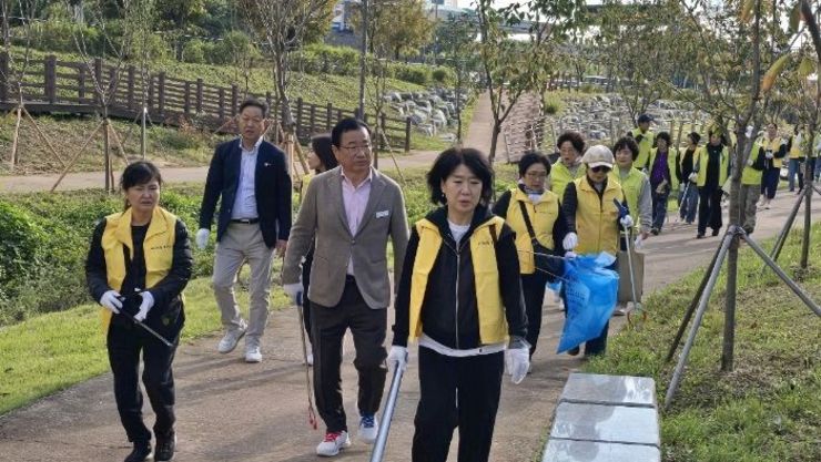 “흙공 던지고 쓰레기 줍고” 이현재 하남시장, 미사3동 유관단체와 망월천 정화 활동