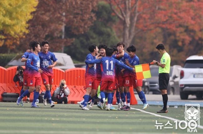 단국대 김광희가 득점에 성공한 후 동료들과 기뻐하고 있다.