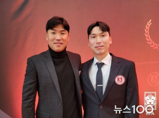 부산교통공사 정현식(왼쪽)과 창원시청 오윤석이 K3, K4리그 시상식에서 나란히 포즈를 취하고 있다.