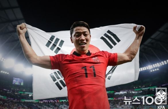 황희찬이 포르투갈 경기가 끝난뒤 태극기를 두르고 기뻐하고 있다.