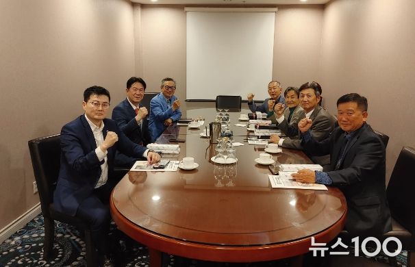 1. 이동섭원장과 캐나다태권도협회 관계자들이 태권도 지원지부 등에 대해 진지한 논의를 진행했다.