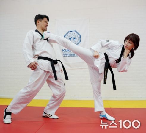 만능 탤런트 이유리씨가 태권도 실전호신술 수련을 하고 있다.