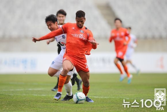 화성FC 샌디가 지난 4월에 열린 양주시민과의 경기에서 볼 경합을 펼치고 있다.