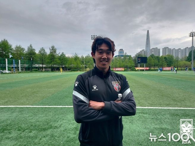 건융FC 이우진이 포즈를 취하고 있다.