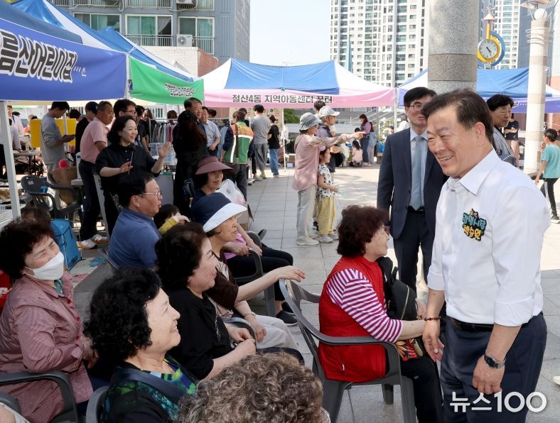 광명시 철산4동 주민자치회는 지난 23일 도덕파크타운 중앙광장에서 2024년 주민세 마을사업인 ‘행복한 5월, 힐링 음악회 및 나눔플리마켓’을 진행했다