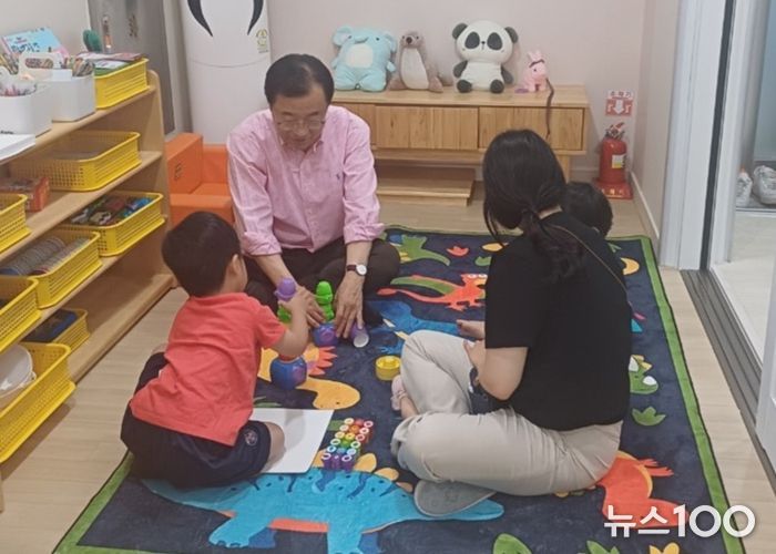 이현재 하남시장이 16일 ‘언제나어린이집’을 운영 중인 ‘시립행복모아어린이집’에 방문해 아이들과 함께 놀이활동을 함께 하고 있다.