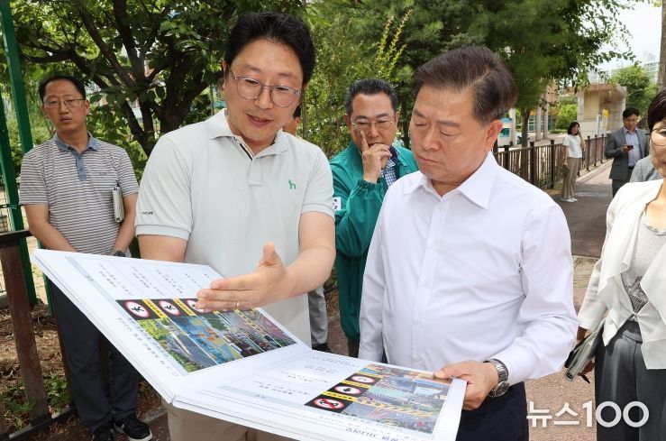 박승원 광명시장은 17일 오후 ‘제36회 생생소통현장’ 일환으로 ‘어린이 보호구역 보행자 안전시스템’ 구축 현장인 구름산초등학를 방문했다