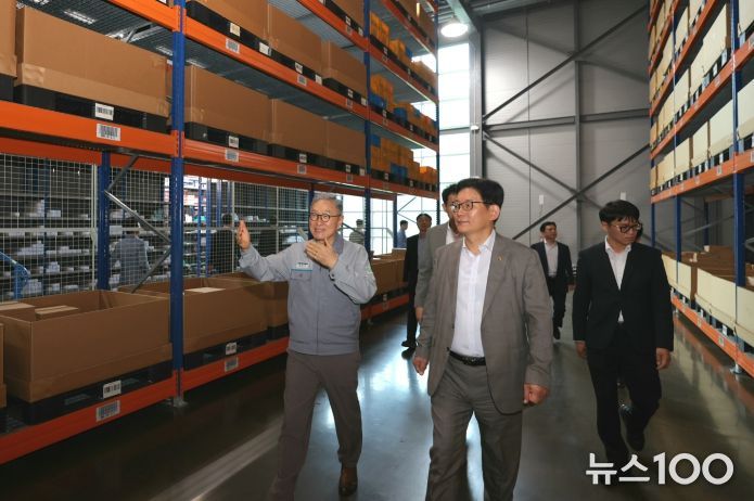 고광효 관세청장(오른쪽)이 9일 대구 달성군에 소재한 대구텍(유)를 방문하여 생산 현장 및 물류센터를 살펴보고 있다.