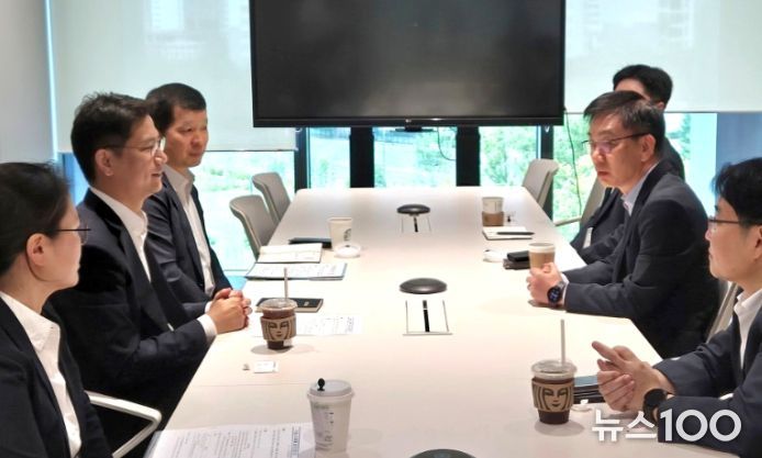 손성수 관세청 국제관세협력국장(왼쪽 가운데) 27(화) 성남시에 있는 HD현대오일뱅크(주)를 방문하여 업체 관계자와 이야기를 나누고 있다.
<p>