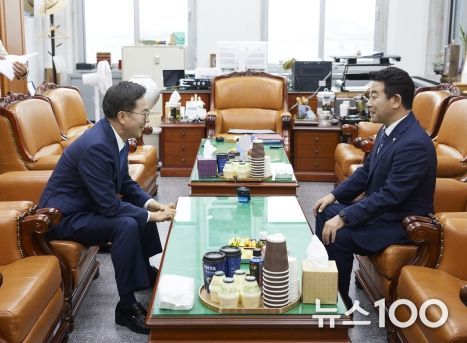 20일 오후 국회 본관에서 김동연 경기도지사가 2025년 경기도 주요 국비 사업 확보 건의를 위해 박정 예산결산특별위원회 위원장을 면담하고 있다.