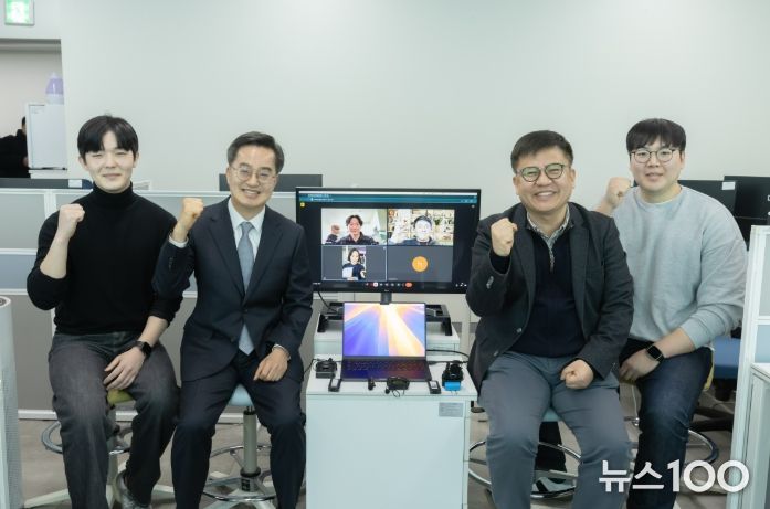 7일 오전 김동연 경기도지사가 (주)브레인벤쳐스를 방문하여 현장 직원 및 재택근무 중인 직원들과 기념촬영을 하고 있다.