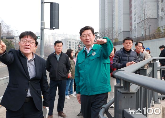 25일 이상일 용인특례시장이 마북천 산책로 설치 예정지를 현장 점검했다