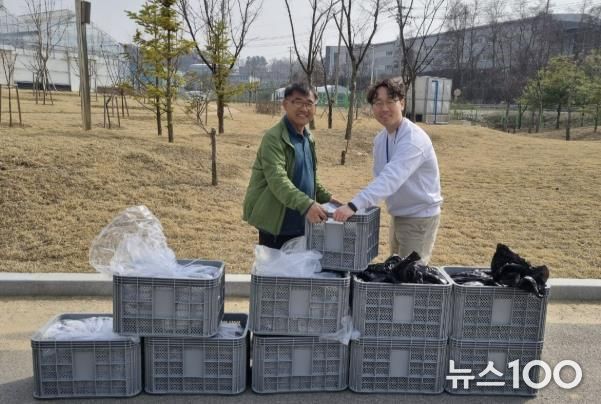 화성시농업기술센터 관계자가 관내 딸기농가에 딸기 우량묘를 전달하고 있다