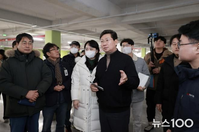 이상일 용인특례시장이 경남아너스빌디센트 건설 현장을 방문해 하자보수 상황을 살피고 있다