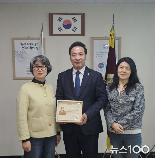 소하고 감사패 받은 김용성 경기도의원, “학생들의 꿈을 위한 열정 계속”