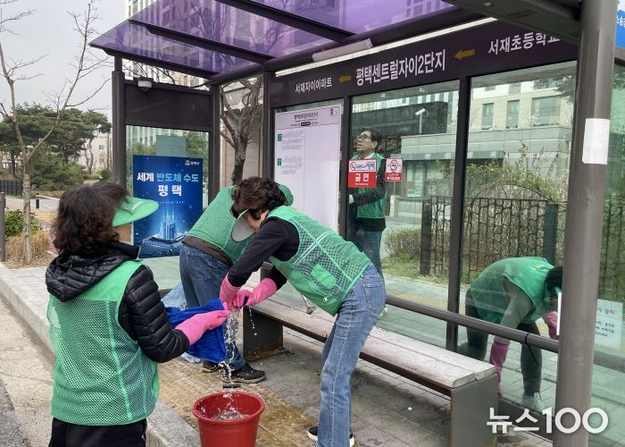 동삭동 새마을회, 봄맞이 버스 승강장 청소