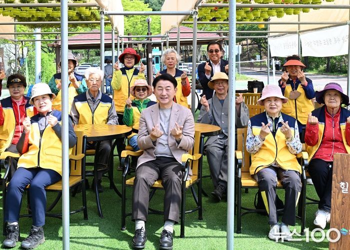 김동근 시장이 4월 30일 노인일자리 시범사업 현장을 방문해 노인일자리 참여자들과 기념사진을 찍고 있다.