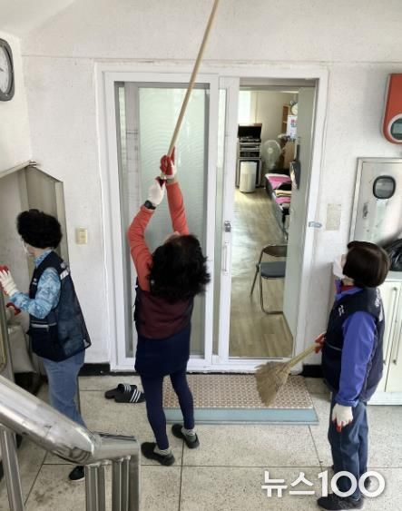 수원시 권선구 세류2동 통장협의회, 경로당 새봄맞이 환경정비 봉사