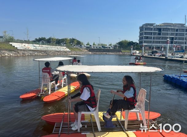 풍무초등학교 학생들이 아라마리나에서 수상체험을 하고 있는 모습
