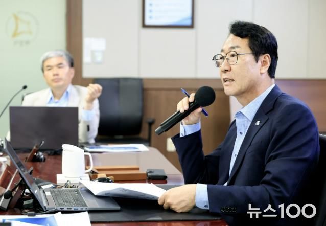 정명근 화성특례시장이 새 정부의 정책 변화에 대응하기 위한 시의 전략 방향을 설명하며, 실행 중심의 구체적인 대응책 마련을 당부하고 있다