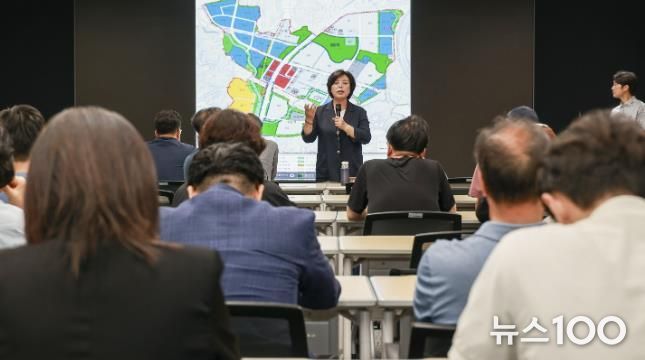 과천그랑레브데시앙 입주민 간담회에서 신계용 과천시장이 조기 분양전환에 대해 설명하고 있다