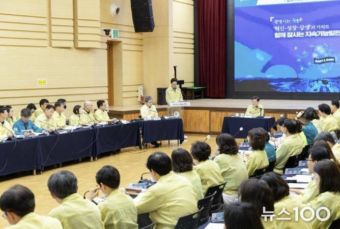 박승원 광명시장이 13일 오전 시청 대회의실에서 열린 ‘2025년 여름철 자연재난 종합대책 보고회’에서 재난 예방과 대응에 총력을 다할 것을 당부하고 있다.