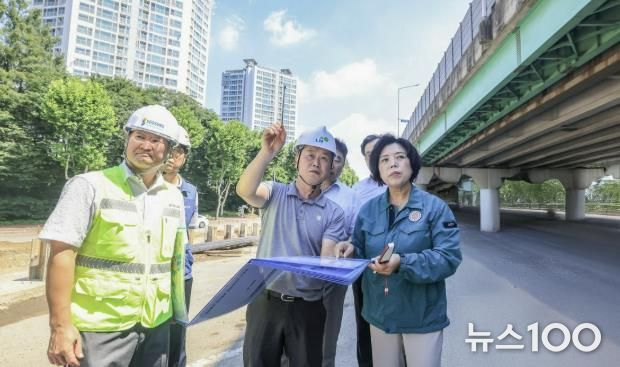신계용 과천시장이 국도47호선 우회도로 서울방향 도로 전환을 앞두고 사전점검을 하고 있다
