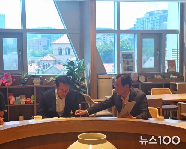 22일 이현재 하남시장(오른쪽)이 오세훈 서울시장(왼쪽)을 만나 위례신사선 하남연장 등 주요 교통현안을 건의하고 있다.