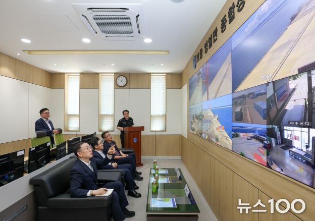 이명구 관세청장(맨아래)이 3일(수) 포항세관을 방문해 '2025 경주 APEC 정상회의' 행사 참석자들의 입·출국 편의를 위한 여행자 통관지원 준비 상황을 점검하고 있다.