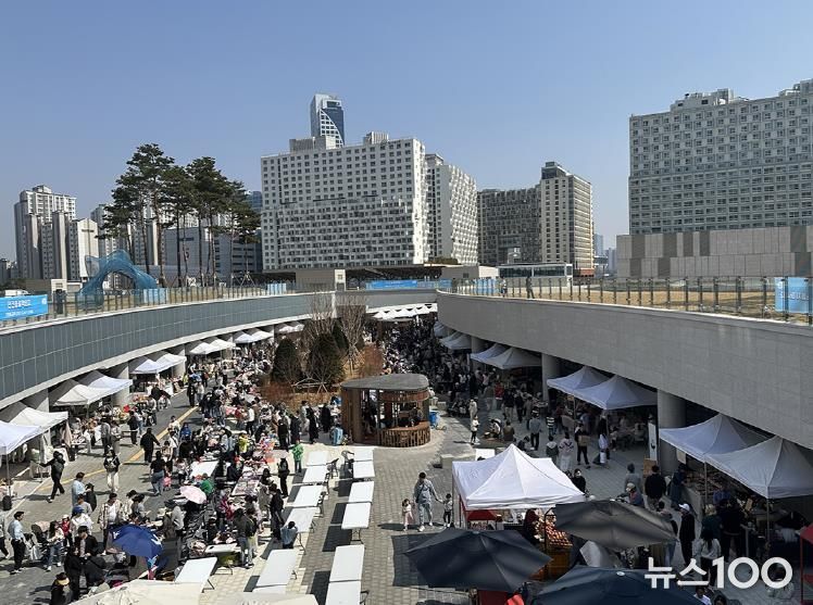 경기도담뜰에 많은 인원이 통행하고 있다