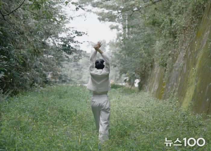 한석경, 〈흰 그림자〉, 퍼포먼스, 2025