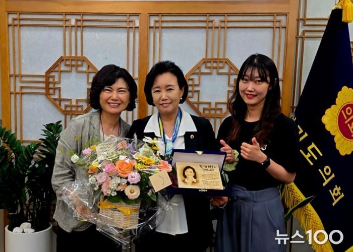 경기도의회 정윤경 부의장, 군포·의왕 학교사회복지사들로부터 학교사회복지사업 발전 기여한 감사패 받아