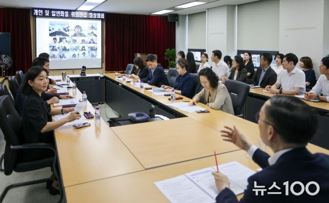 이명구 관세청장이 18일 정부대전청사 관세청 종합상황실에서 전국 세관 부서장들이 참석한 가운데 전국세관 위험관리회의를 주재하고 있다.
