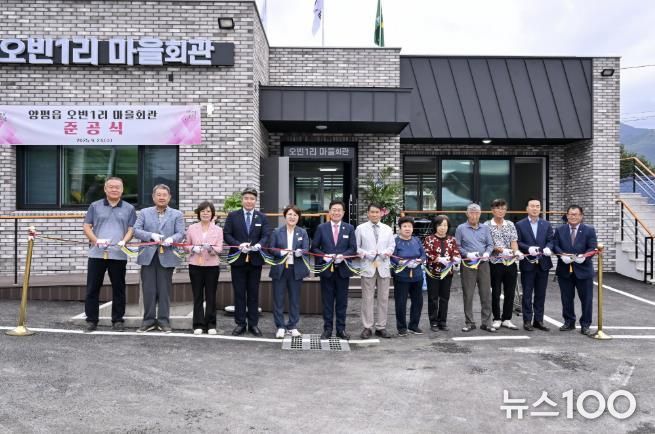 준공식 참석 내빈이 테이프 커팅식을 진행하고 있다