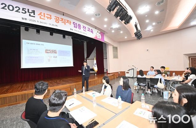 25일 시청 본관 대회의실에서 열린 신규 공직자 임용 전 교육에서 공보담당관 소속 이광희 주무관이 보도자료 작성법 강의를 진행하고 있다.