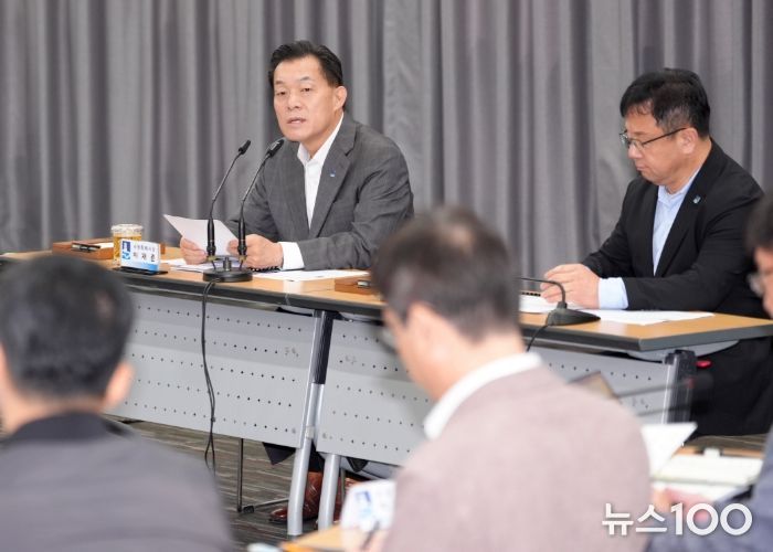 이재준 수원시장이 29일 시청 중회의실에서 열린 10월 확대간부회의에서 발언하고 있다.
