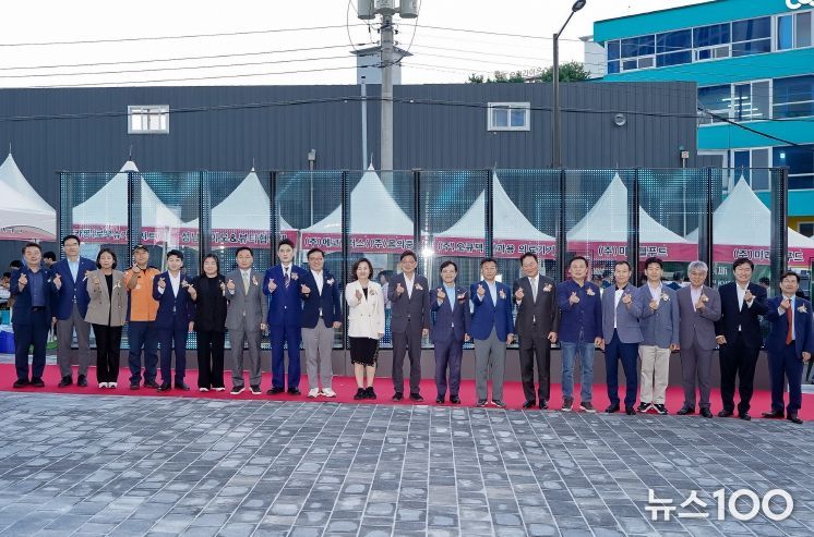 성남하이테크밸리 미디어광장 개장식에서 신상진 성남시장과 참석자들이 미디어월 앞에서 기념촬영을 하고 있다.