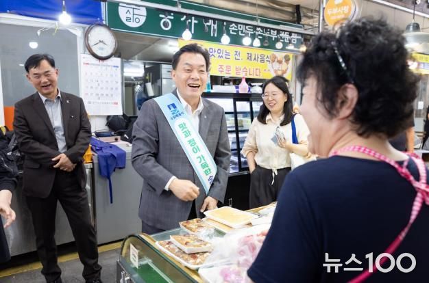이재준 수원시장이 권선종합시장에서 장을 보고 있다.