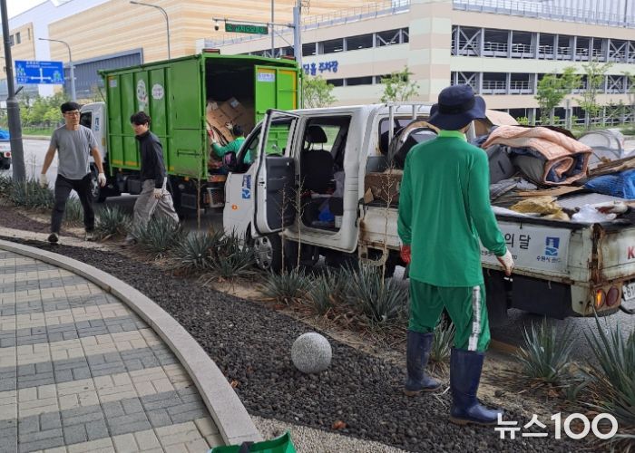 수원시, 유관기관 관계자들이 수원역 환경정비를 하고 있다.
