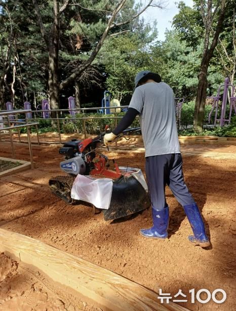 성남시 황송공원 내 황톳길에서 로터리 작업(흙 뒤집기)을 진행하고 있다