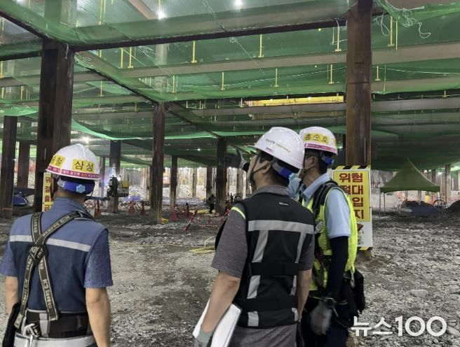 성남시 관계자들이 한 대형 건축공사장에 대한 안전점검을 실시하고 있다