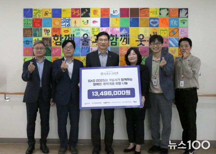 (왼쪽부터) 성남산업진흥원 이양구 콘텐츠산업부장, 이덕희 전략산업본부장, 이의준 원장, 성남시 한마음복지관 허영미 관장