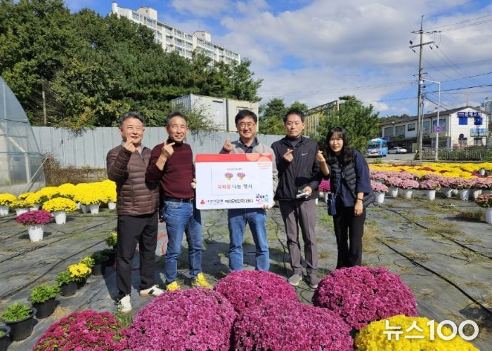 고양시 덕이동, 독거어르신 50가구에 가을꽃 국화 전달