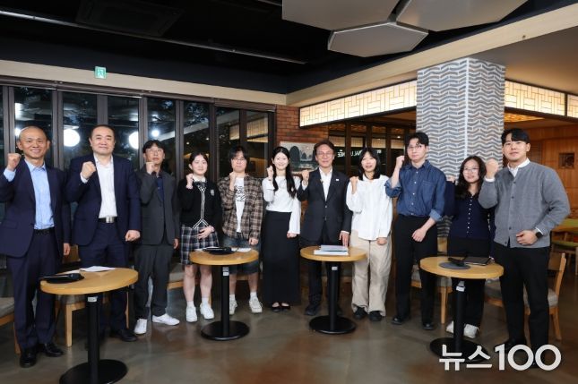 김민석 국무총리가 22일 대구 계명대학교 성서캠퍼스에서 열린 '미래대화 1·2·3 #청년일자리' 제4차 K-토론나라에서 청년들과 대화를 나누고 있다.