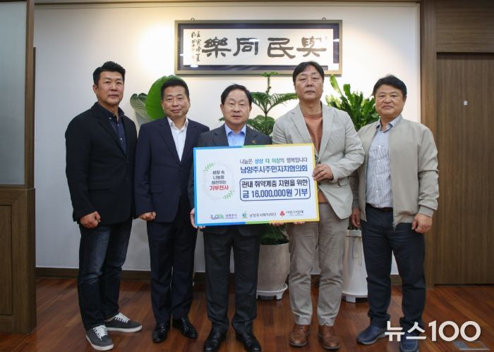 왼쪽부터 이진규 다산2동 주민자치위원장 / 권순욱 호평동 주민자치회장 / 주광덕 시장 / 장태식 주민자치 협의회장(별내면 주민자치위원장) / 한왕희 퇴계원읍 주민자치회장