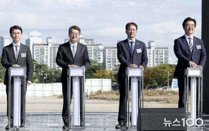 킨텍스 제3전시장 착공식에서 착공 퍼포먼스중인 내빈들