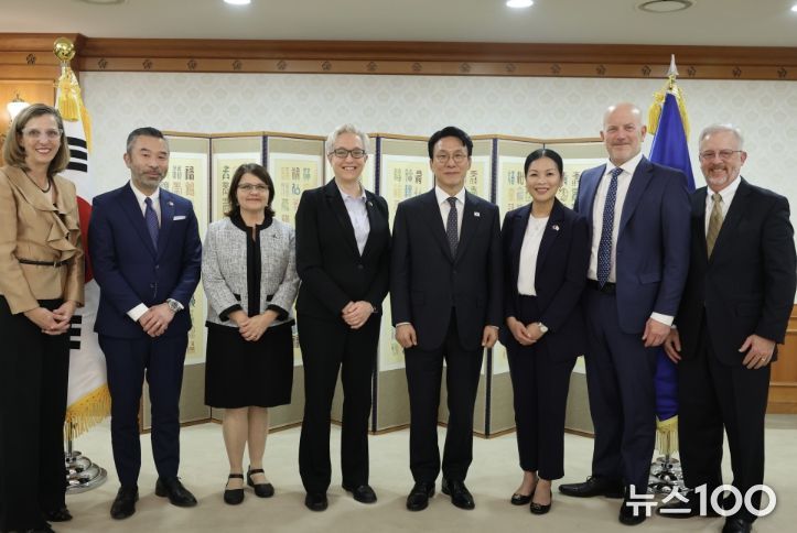 김민석 국무총리가 27일 세종대로 정부서울청사에서 티나 코텍 美 오리건 주지사를 접견, 인사 및 환담을 나누고 있다.