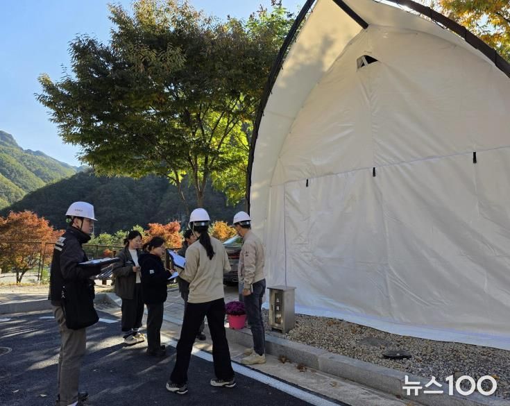수원시 관계자들이 청량산 수원캠핑장에서 위험성 평가를 하고 있다.