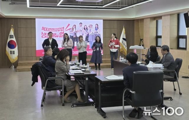 안산시 선후배 공직자 간 소통-멘토 교육에 참여한 7개 팀 중 최종 심사에 오른 '낙(樂)낙(Knock)' 팀원들이 발표를 진행하고 있다.