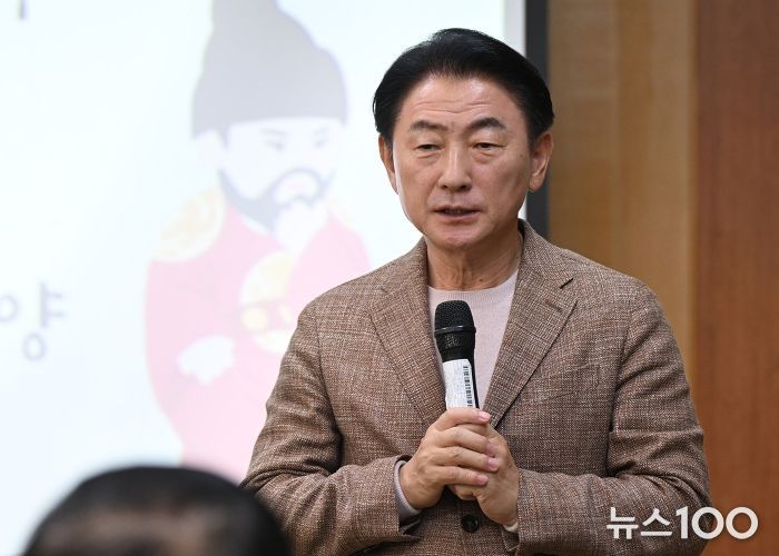 김동근 시장이 10월 27일 ‘2025년 제3기 주민자치회 통합 워크숍’에서 인사말을 하고 있다.